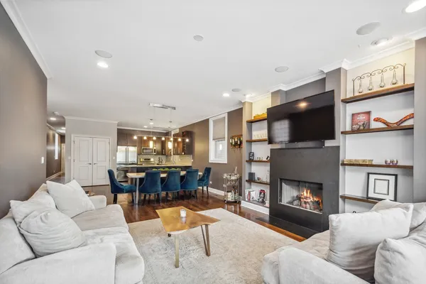 $875,000 | 1832 North Rockwell Street, Unit 1, Chicago, IL 60647