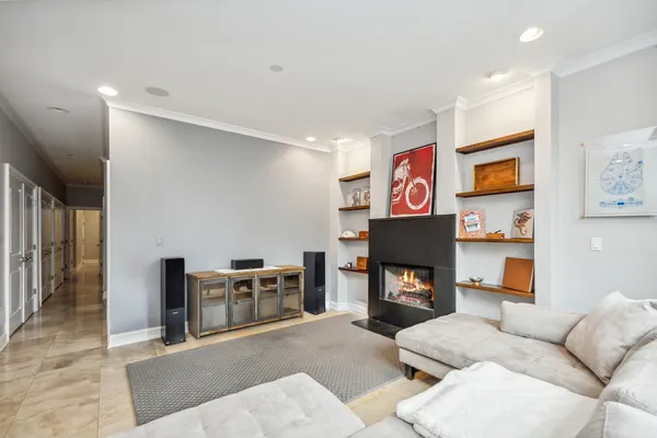 $875,000 | 1832 North Rockwell Street, Unit 1, Chicago, IL 60647