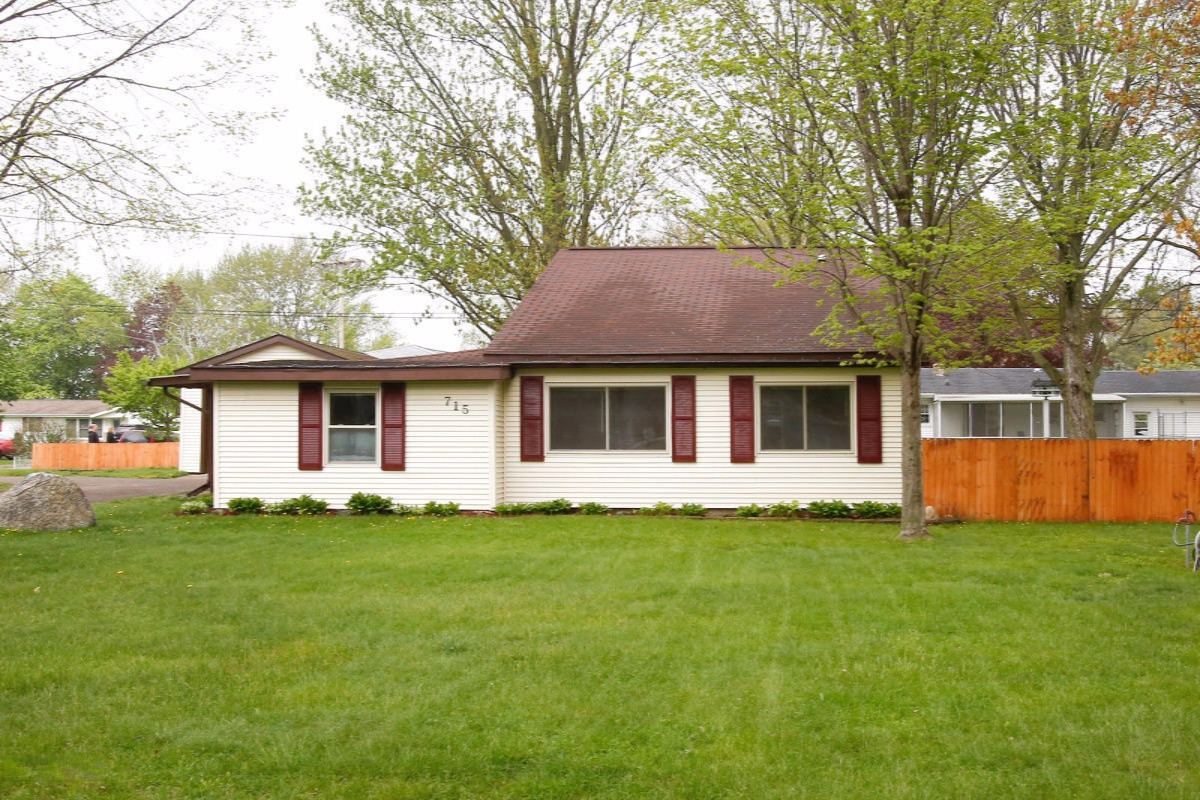 715 South Grant Avenue Three Rivers, MI 49093 - Photo 2 of 20 15020213_01