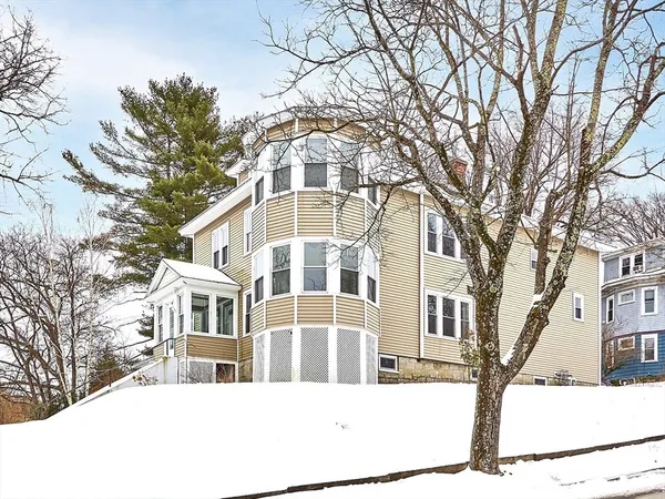 $2,500 | 920 Pleasant Street, Unit 1, Worcester, MA 01602