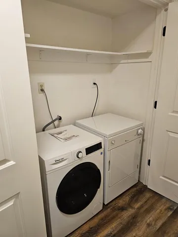 a view of a parking area