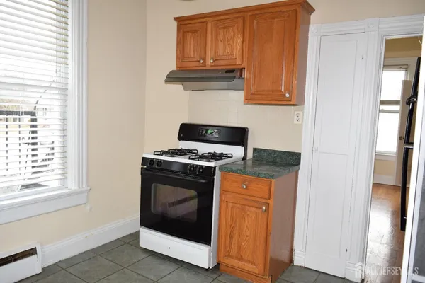 $1,700 | 73-75 Woodbridge Avenue, Unit 4, Sewaren, NJ 07077