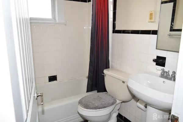 $1,700 | 73-75 Woodbridge Avenue, Unit 4, Sewaren, NJ 07077