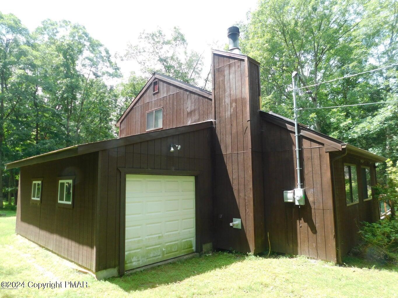 112 Messerle Court Bushkill, PA 18324 - Photo 25 of 33 EXTERIOR - Prev garage view