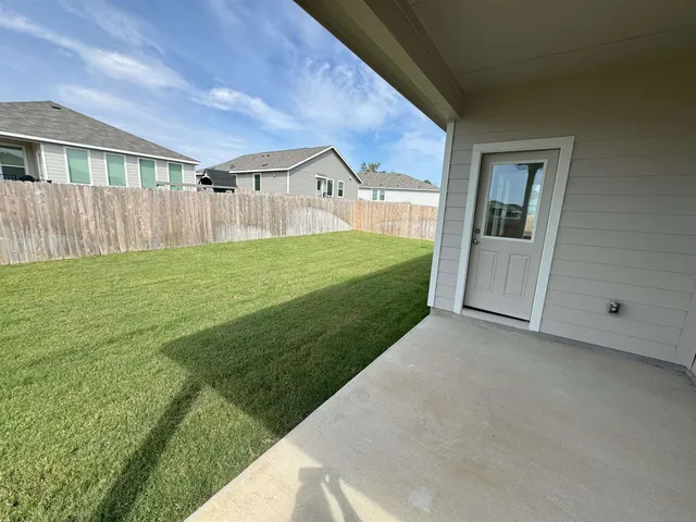 a view of a house with backyard