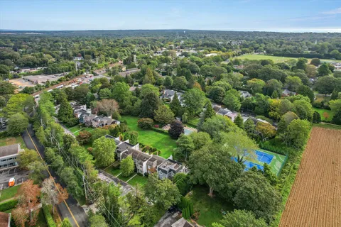 $1,995,000 | 2 Toilsome Lane, East Hampton, NY 11937