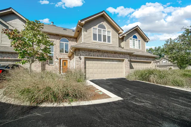 $679,900 | 424 Ashbury Drive, Hinsdale, IL 60521