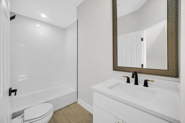 $679,900 | 424 Ashbury Drive, Hinsdale, IL 60521