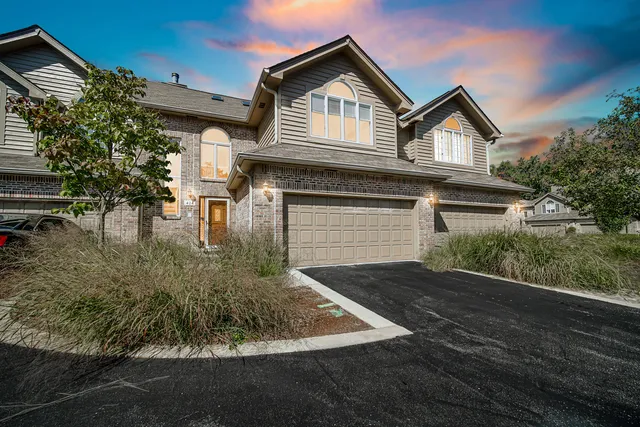 $679,900 | 424 Ashbury Drive, Hinsdale, IL 60521