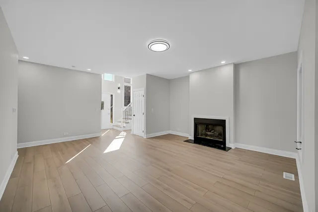 $679,900 | 424 Ashbury Drive, Hinsdale, IL 60521