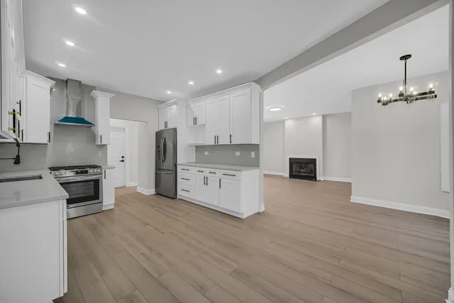 $679,900 | 424 Ashbury Drive, Hinsdale, IL 60521