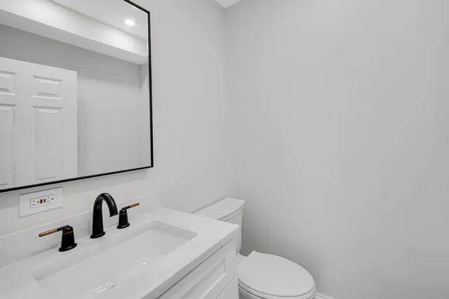 $679,900 | 424 Ashbury Drive, Hinsdale, IL 60521