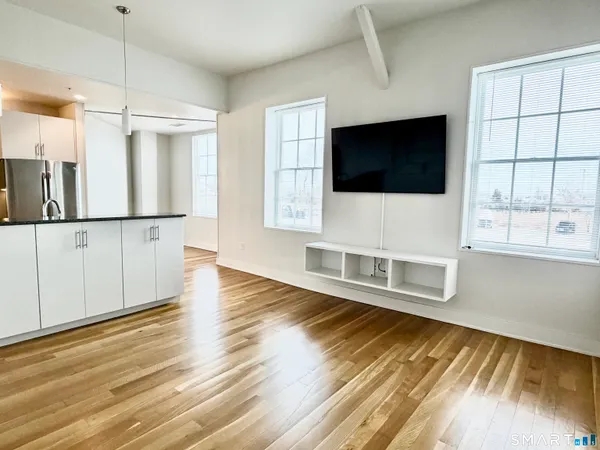 $2,800 | 60 Willow Street, Unit 204, Stonington, CT 06355