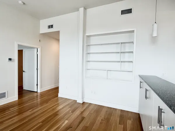 $2,800 | 60 Willow Street, Unit 204, Stonington, CT 06355