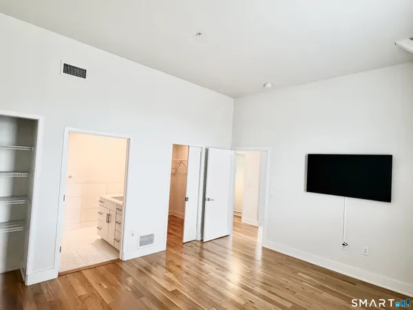 $2,800 | 60 Willow Street, Unit 204, Stonington, CT 06355