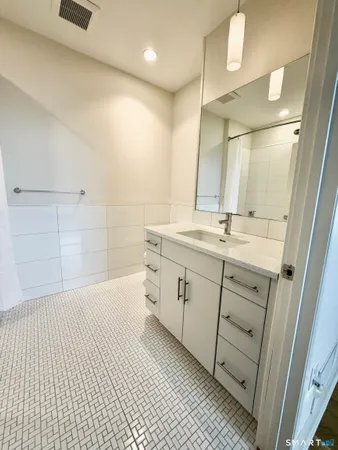 $2,800 | 60 Willow Street, Unit 204, Stonington, CT 06355