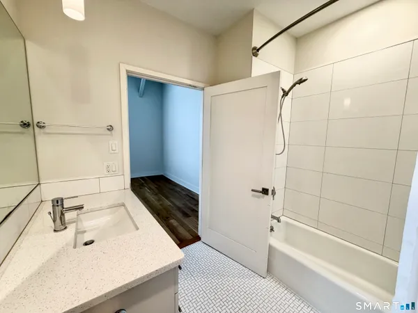 $2,800 | 60 Willow Street, Unit 204, Stonington, CT 06355
