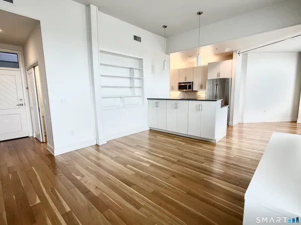 $2,800 | 60 Willow Street, Unit 204, Stonington, CT 06355