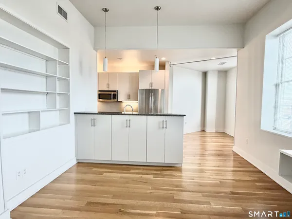 $2,800 | 60 Willow Street, Unit 204, Stonington, CT 06355