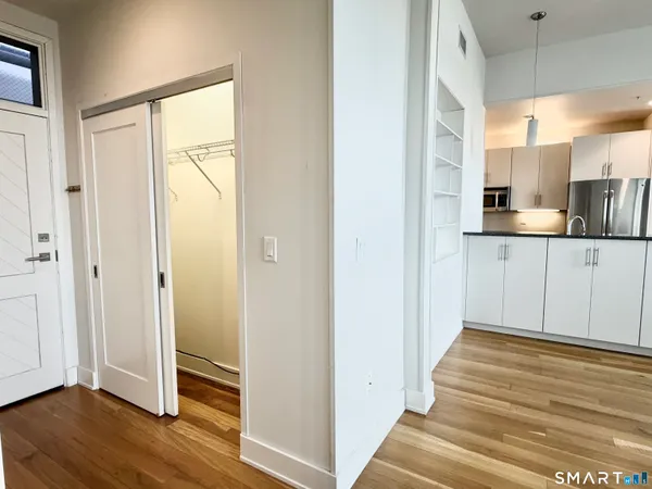 $2,800 | 60 Willow Street, Unit 204, Stonington, CT 06355