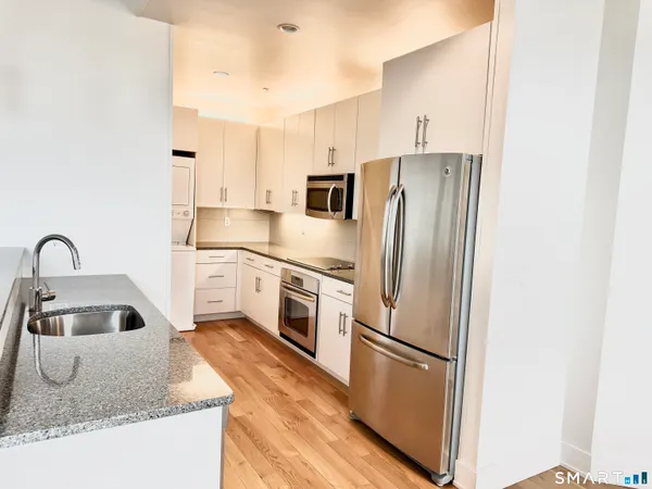 $2,800 | 60 Willow Street, Unit 204, Stonington, CT 06355