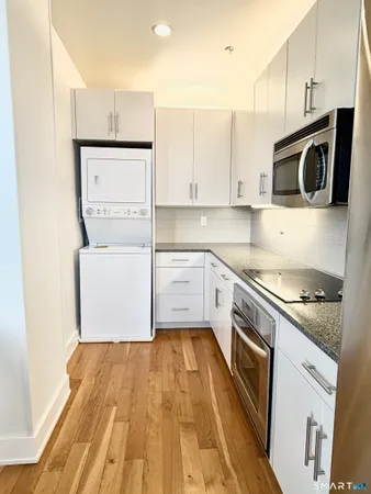$2,800 | 60 Willow Street, Unit 204, Stonington, CT 06355