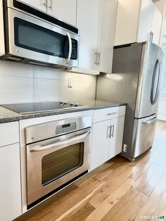 $2,800 | 60 Willow Street, Unit 204, Stonington, CT 06355