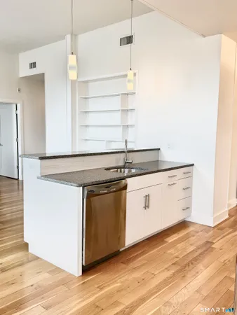 $2,800 | 60 Willow Street, Unit 204, Stonington, CT 06355