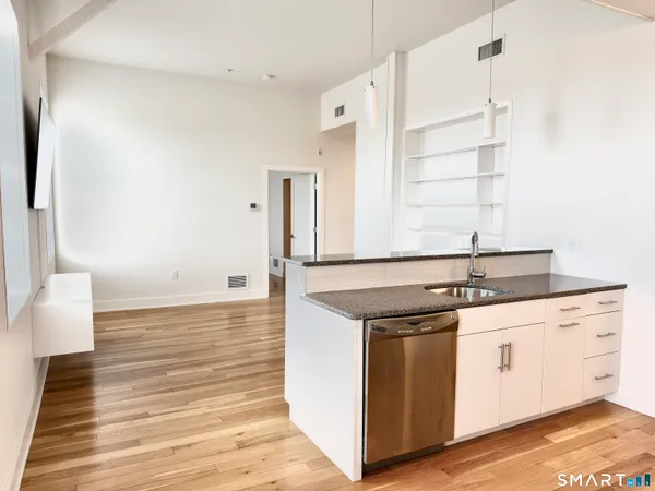 $2,800 | 60 Willow Street, Unit 204, Stonington, CT 06355