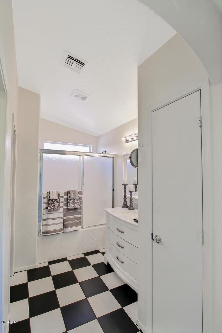 2120 East Danbury Road Phoenix, AZ 85022 - Photo 15 of 29 Master Bathroom