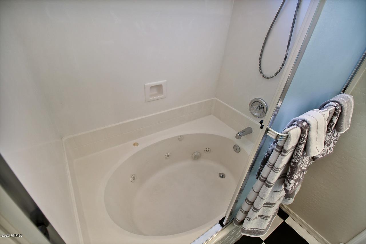 2120 East Danbury Road Phoenix, AZ 85022 - Photo 16 of 29 Master Tub