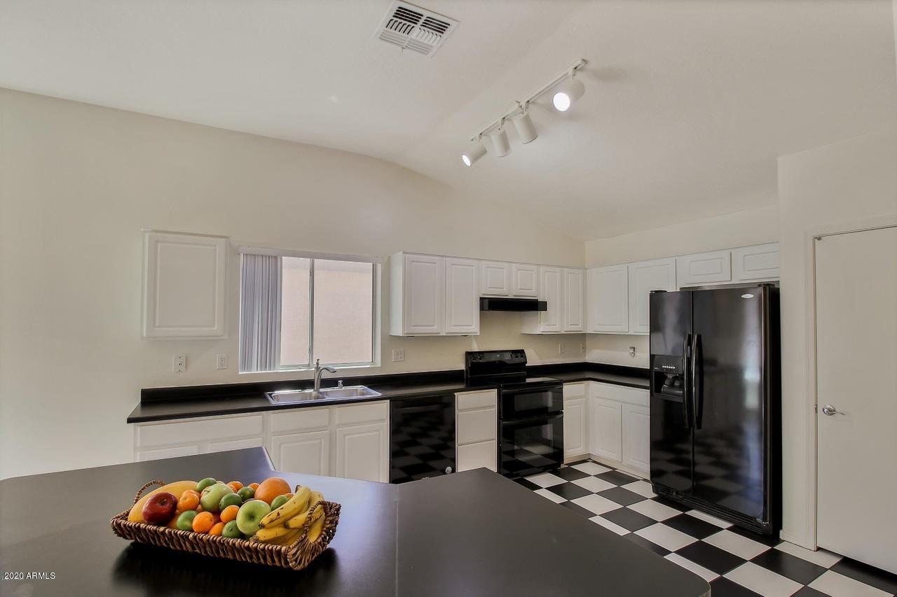 2120 East Danbury Road Phoenix, AZ 85022 - Photo 7 of 29 Kitchen