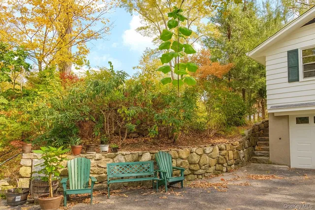a view of a pathway of a house