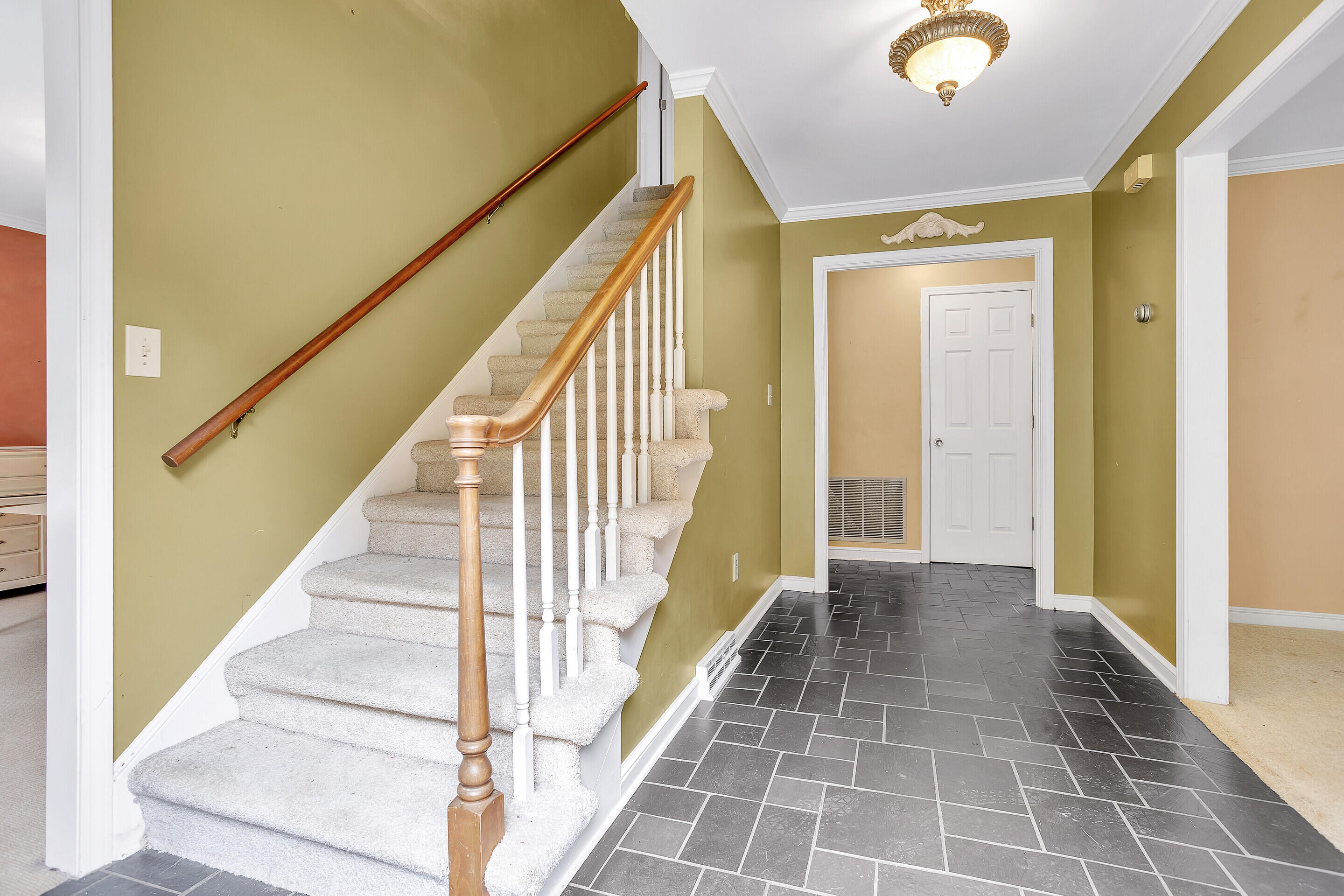 6062 Burnham Road Roanoke, VA 24018 - Photo 2 of 33 05_6062_Burnham05_mls