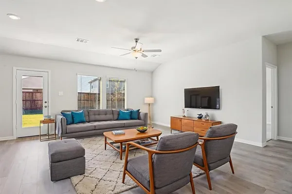 $2,300 | 404 Castle Road, Sherman, TX 75092