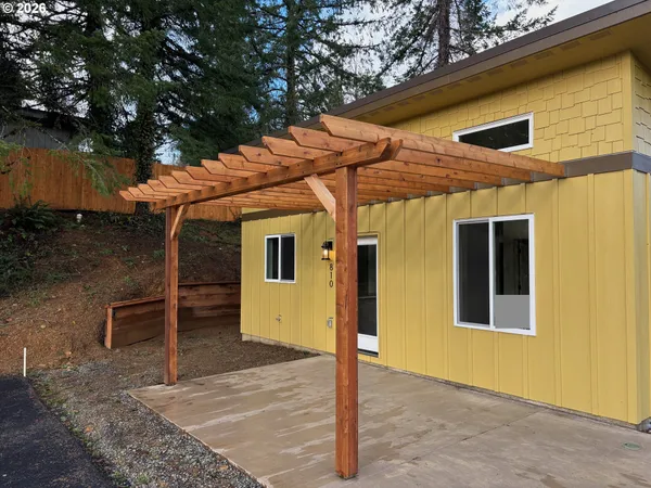 $285,000 | 810 Southeast Beaver Street, Toledo, OR 97391