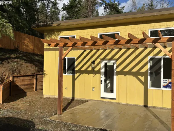 $285,000 | 810 Southeast Beaver Street, Toledo, OR 97391