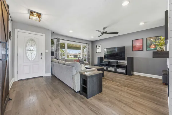 $344,900 | 441 Walnut Lane, Elk Grove Village, IL 60007