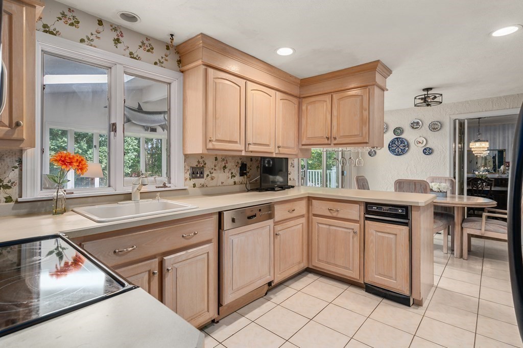 21 Village Gate Road Canton, MA 02021 - Photo 4 of 19 Gallery Image 4