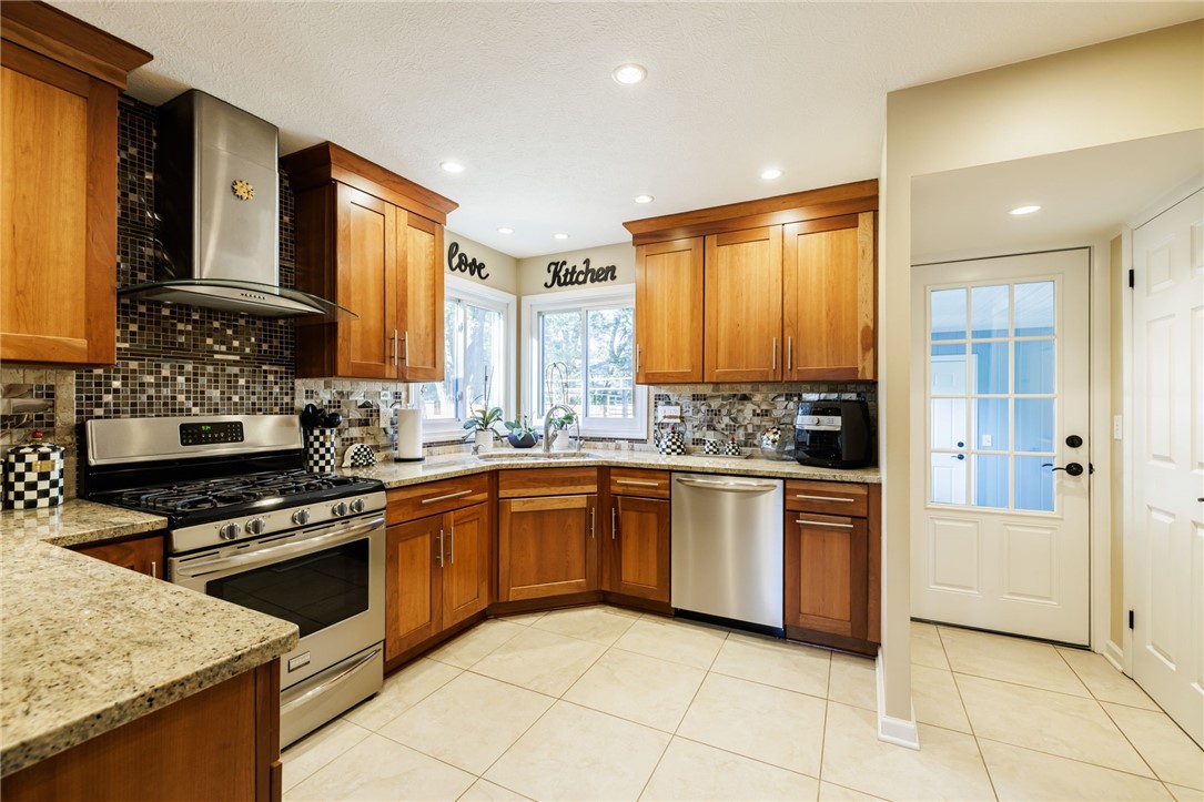 127 Wyndham Road Irondequoit, NY 14609 - Photo 13 of 39