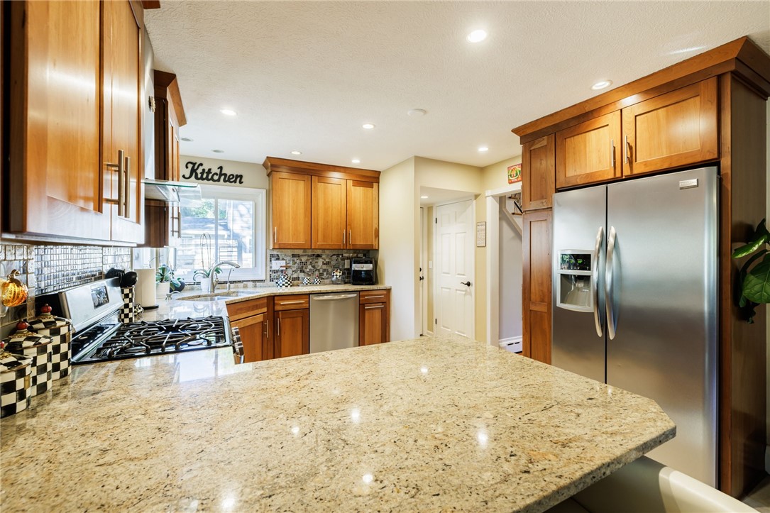 127 Wyndham Road Irondequoit, NY 14609 - Photo 14 of 39