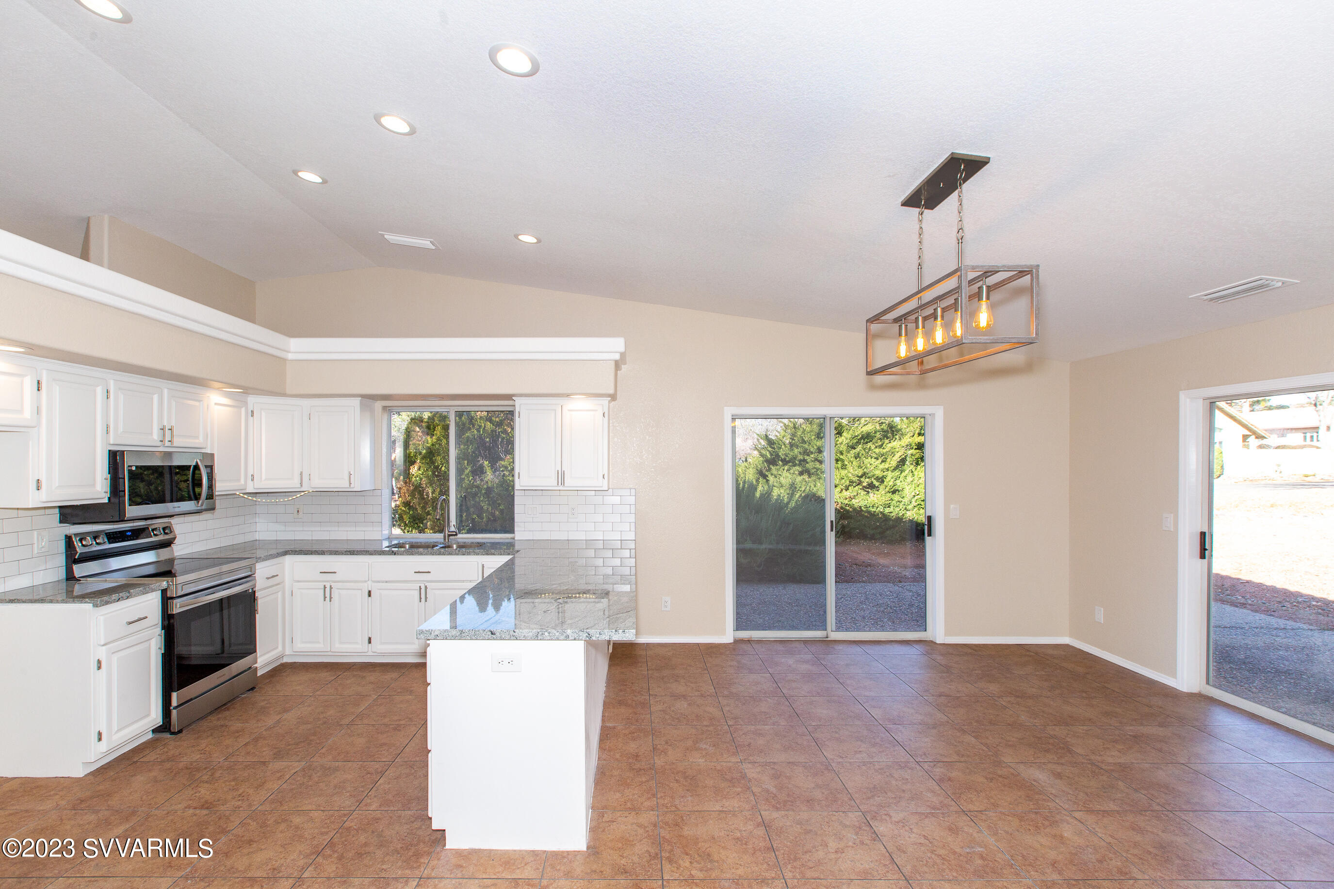 Kitchen & Dining