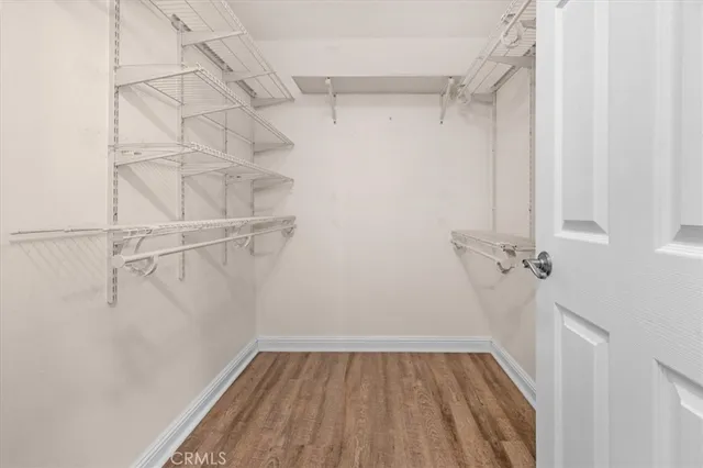 a view of a back yard