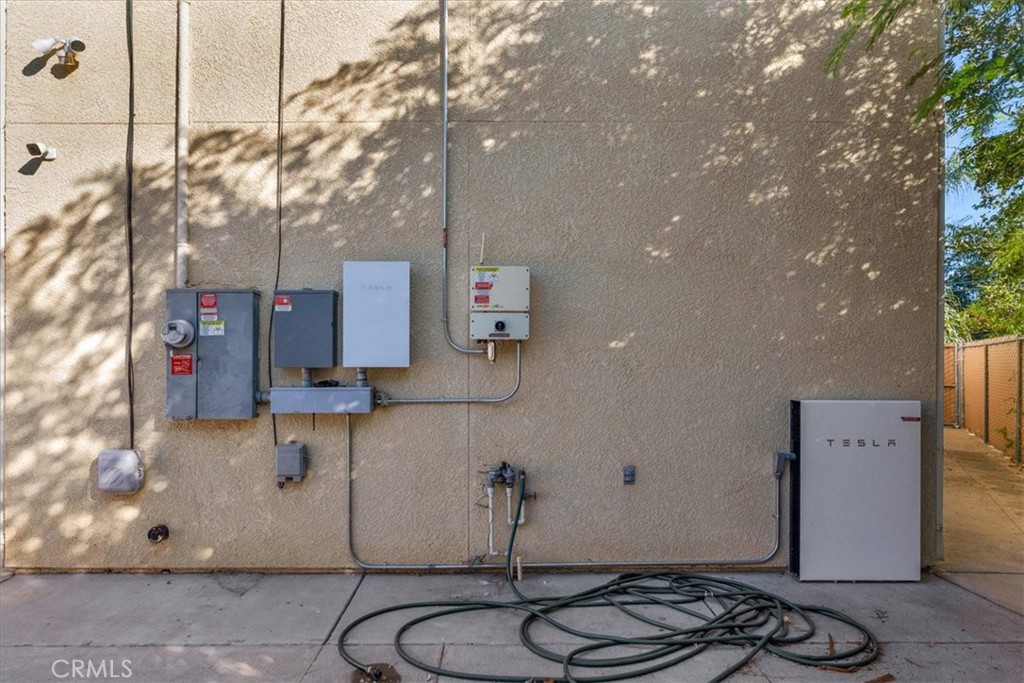 3271 East Muscat Avenue Fresno, CA 93725 - Photo 40 of 53 a room with furniture and a potted plant