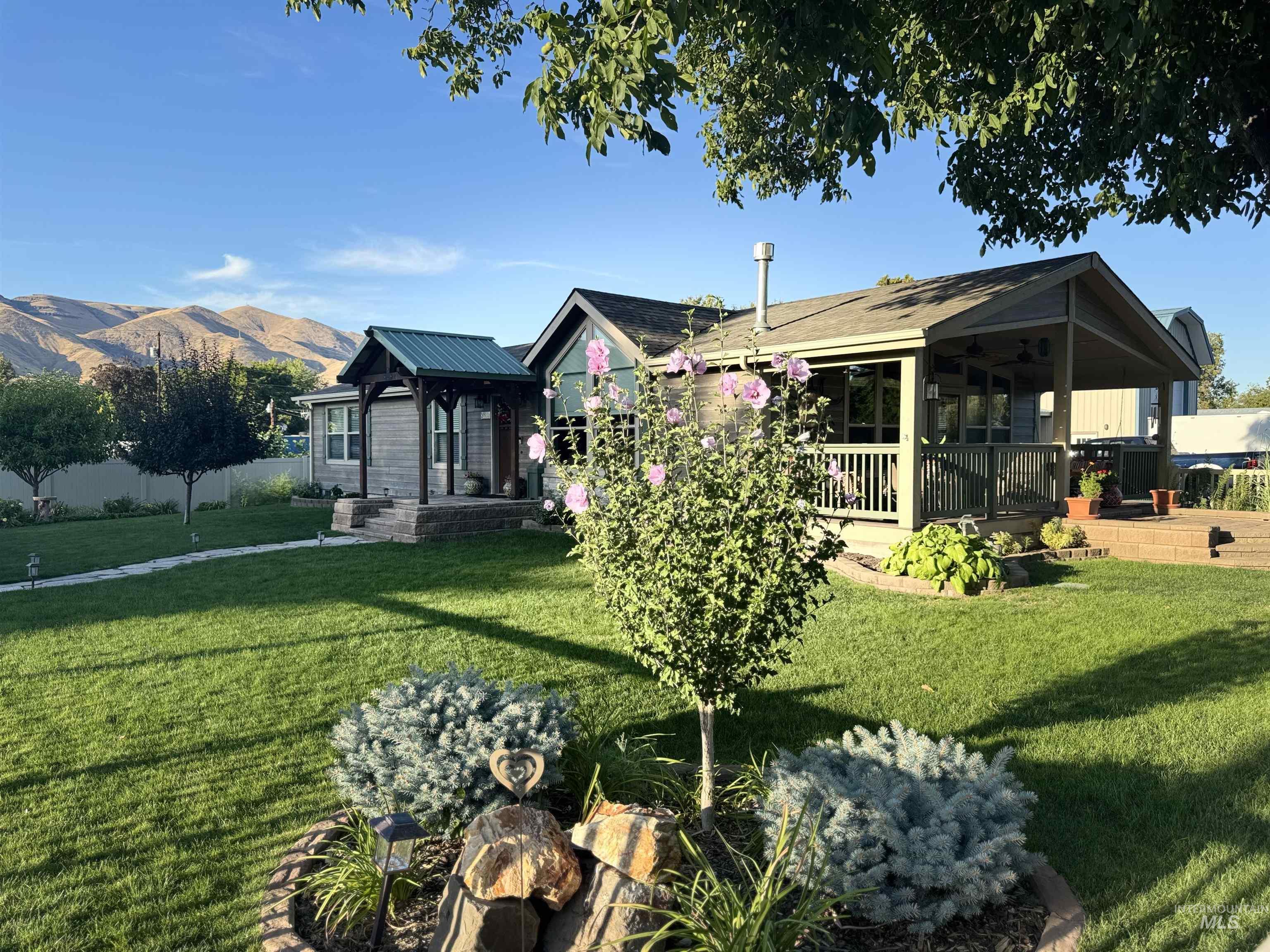 811 14th Street Clarkston, WA 99403 - Photo 1 of 50 View of front facade with a front lawn