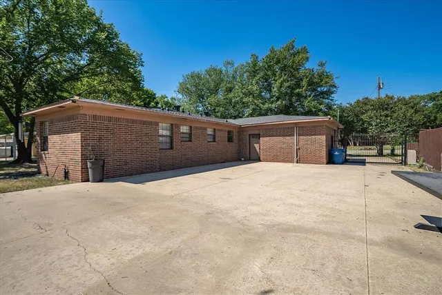 a view of yard with trees