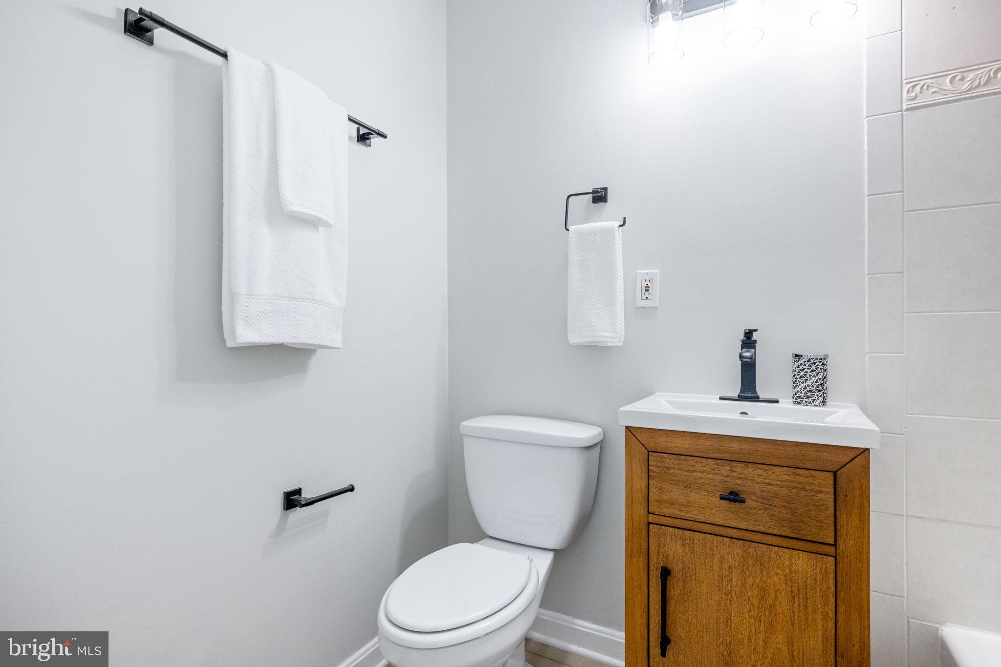 2389 Southgate Square Reston, VA 20191 - Photo 32 of 56 a bathroom with a toilet a sink and mirror