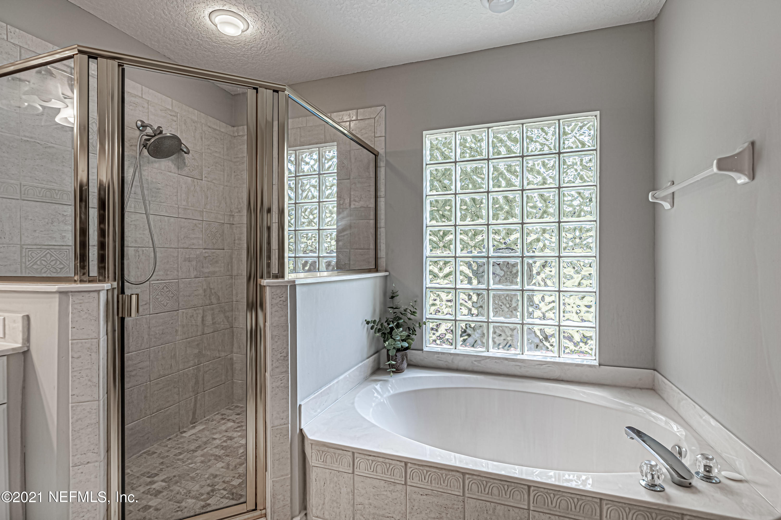 184 Circuit Rider Road Green Cove Springs, FL 32043 - Photo 34 of 58 a bathroom with a bathtub and a shower