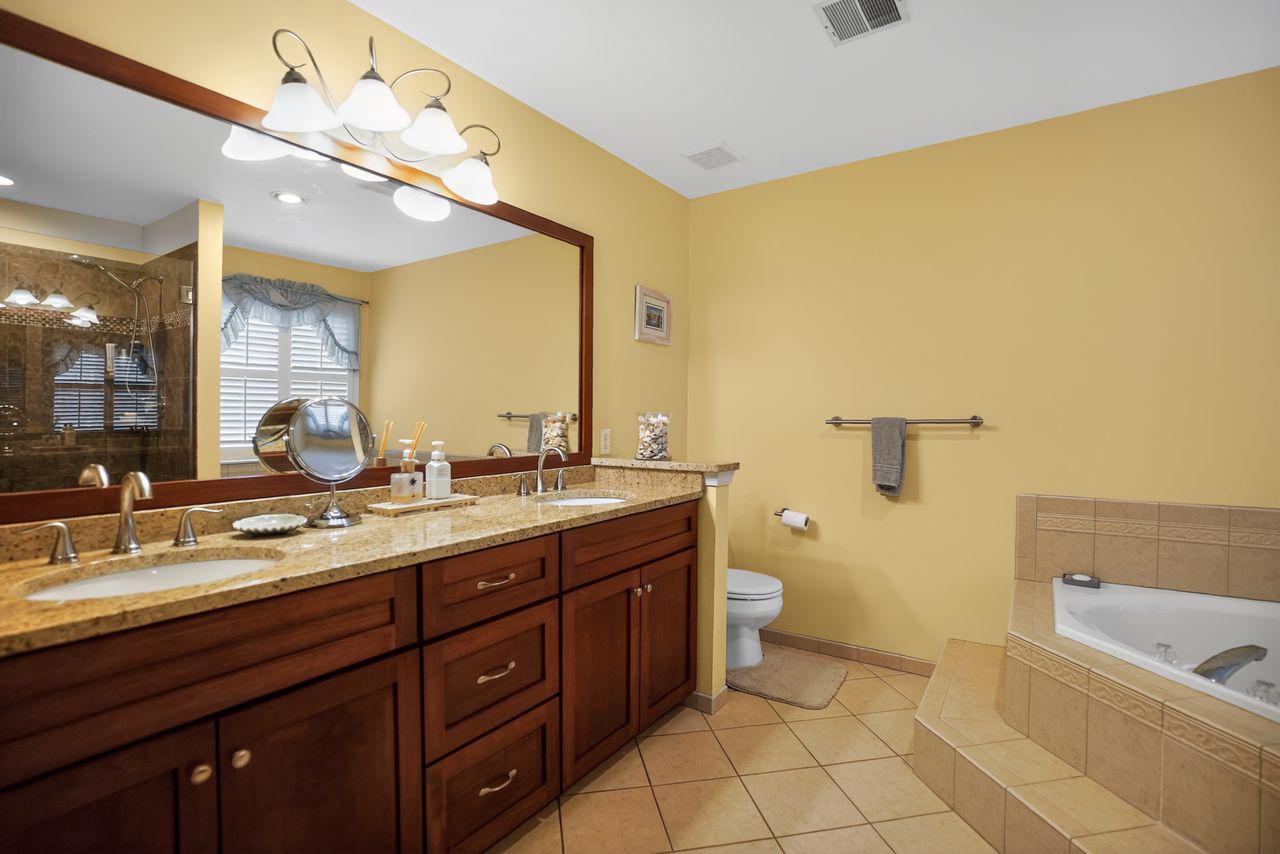 1990 Knight Road Green Lane, PA 18054 - Photo 16 of 28 Primary bath with jetted tub.