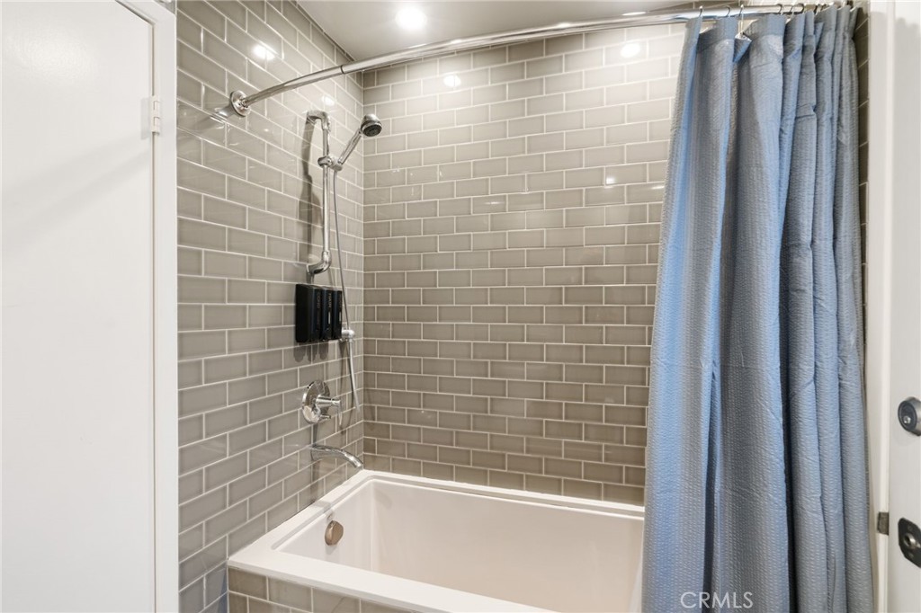 1447 North Kings Road West Hollywood, CA 90069 - Photo 30 of 40 a bathroom with a bathtub